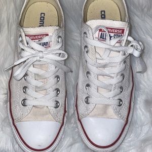 Women’s all white low top converse sneakers 👟 👟